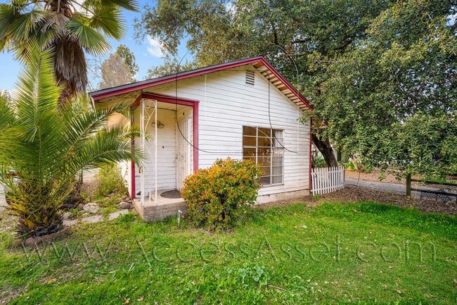 Primary Photo - Comforting Charm 1 Bed / 1 Bath Home In Po...