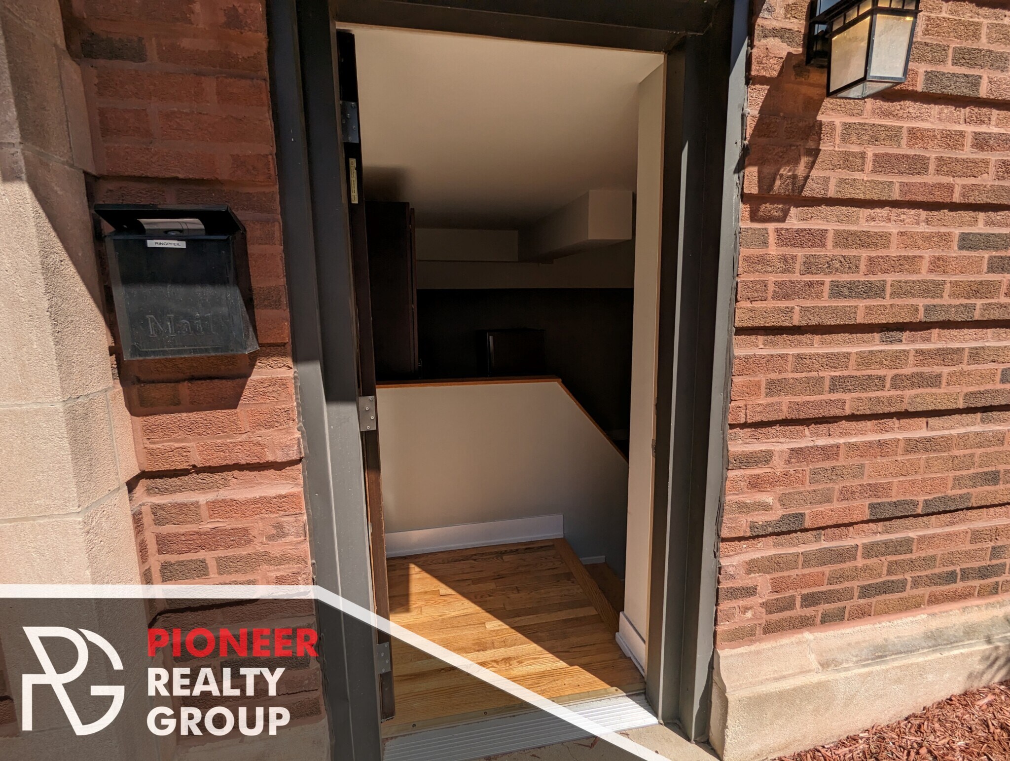 Building Photo - 2822 N Mildred Ave