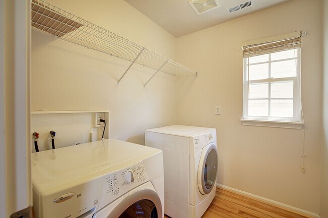 Building Photo - 3Bd/2.5Ba Redmond Home