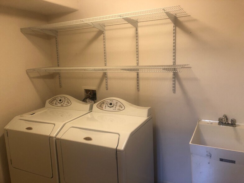Full size Laundry w/sink - 1018 Taylor Ave N
