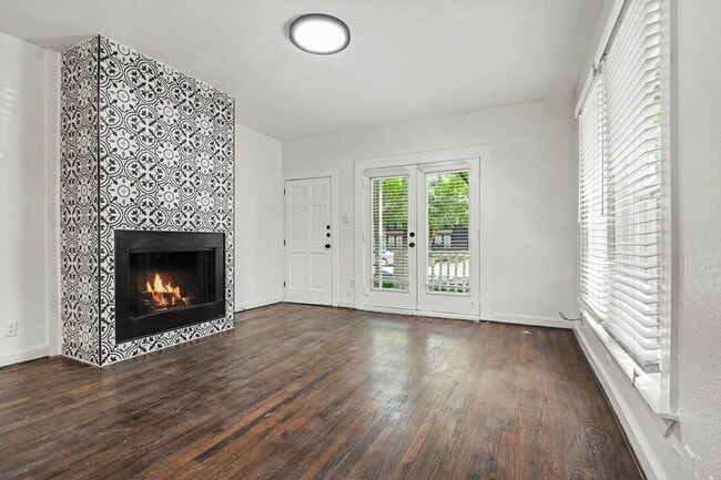 Building Photo - Bungalow- 915
