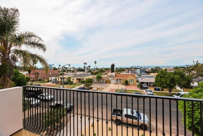 Building Photo - Bright and Spacious Newly Renovated Townhome | 5 Bedroom | 5 Bathroom | Parking Included