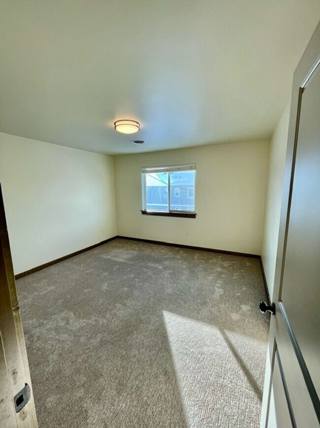 Building Photo - Townhouse - 3 Bedrooms 2 1/2 Bathrooms