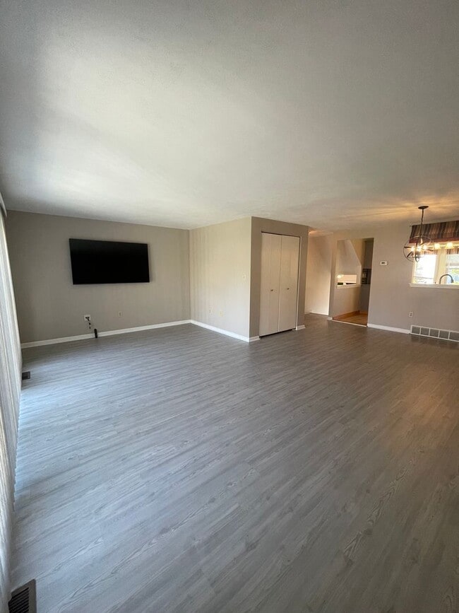 Building Photo - Baldwinsville Townhome - 2 Bedrooms 1.5 ba...