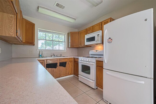 Building Photo - 3812 Redbud Dr