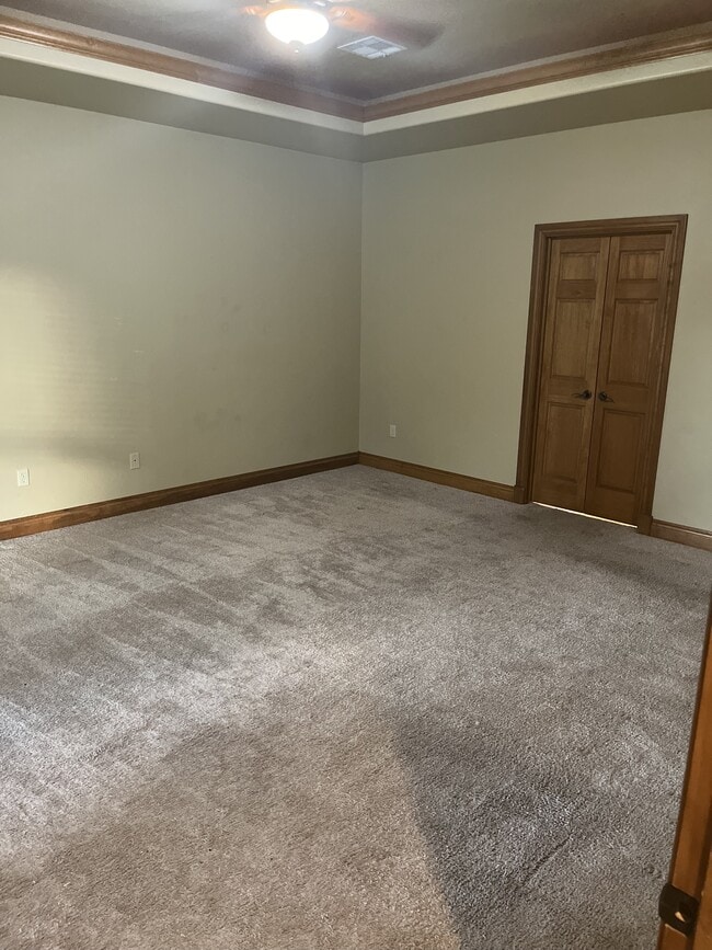 Building Photo - 13123 Red Oak Dr