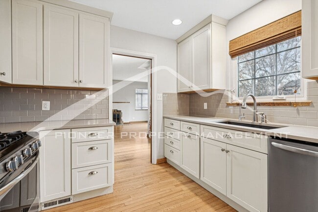 Building Photo - Spacious Home with Central AC and Washer/Dryer