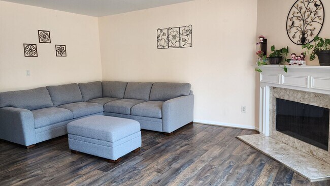 Building Photo - Spacious 3 bedroom Condo near Northville d...