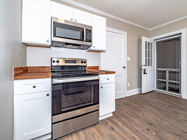 Building Photo - NEWLY RENOVATED 2 BEDROOM 1 BATH APARTMENT IN PRIME DOWNTOWN LOCATION!