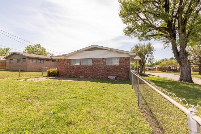 Building Photo - 3 Bed 1.5 Bath in Great Midtown Location!