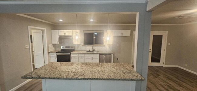 Building Photo - 1932 W Decker Ave