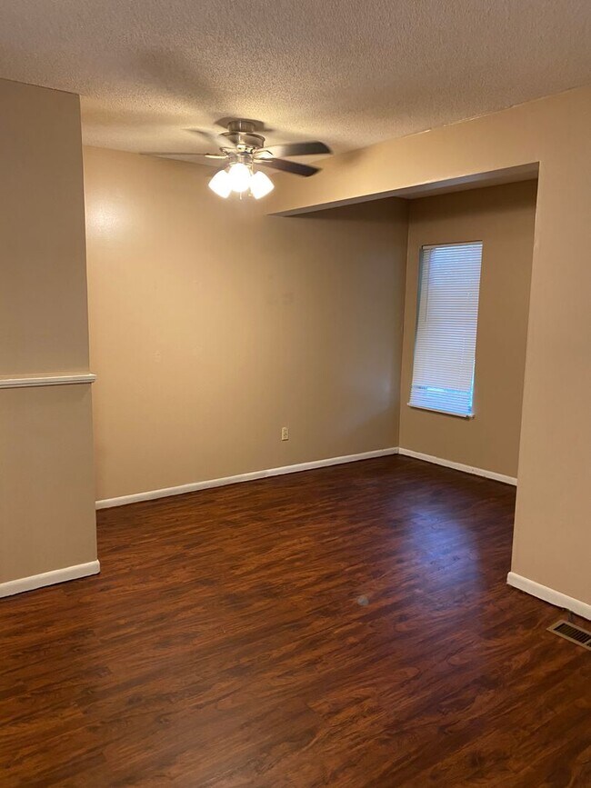 Building Photo - 3 Bedroom 2 Bath Close to the U of M Avail...