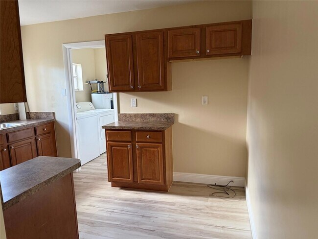 Building Photo - 602 NE 38th St