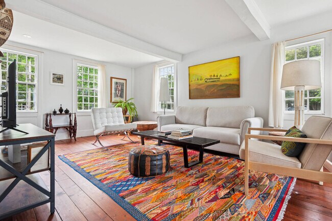 Building Photo - 852 Springs Fireplace Rd