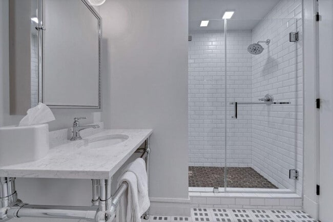 Building Photo - 505 E Travis St