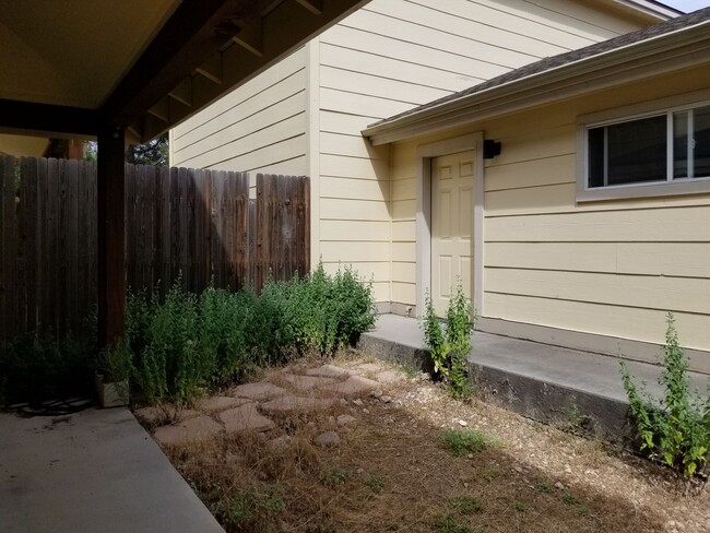 Building Photo - Westside 4 Bed, 2.75 Bath Townhouse w/Gara...