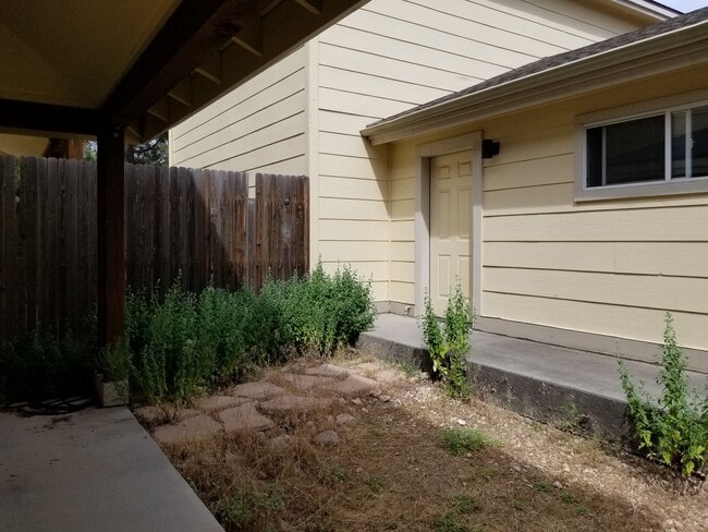 Building Photo - Westside 4 Bed, 2.75 Bath Townhouse w/Garage Next to NAU & CCC! Students OK! Avail. July 10th!