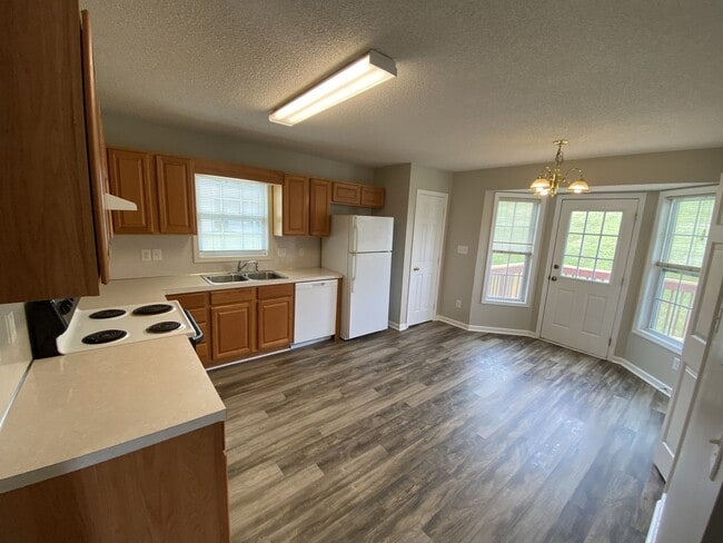 Building Photo - 3 bed/2 bath home in Cul-de-sac