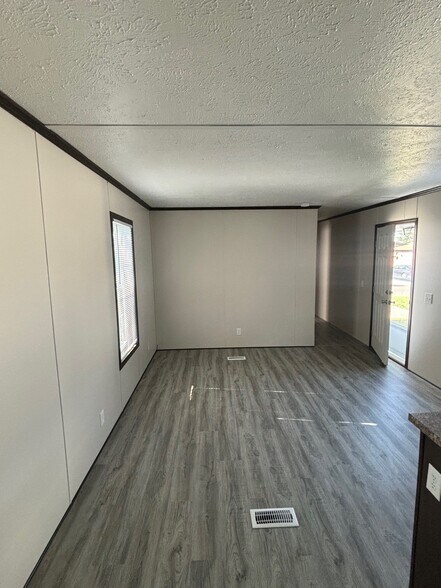 Building Photo - 831 N Pontiac Trail