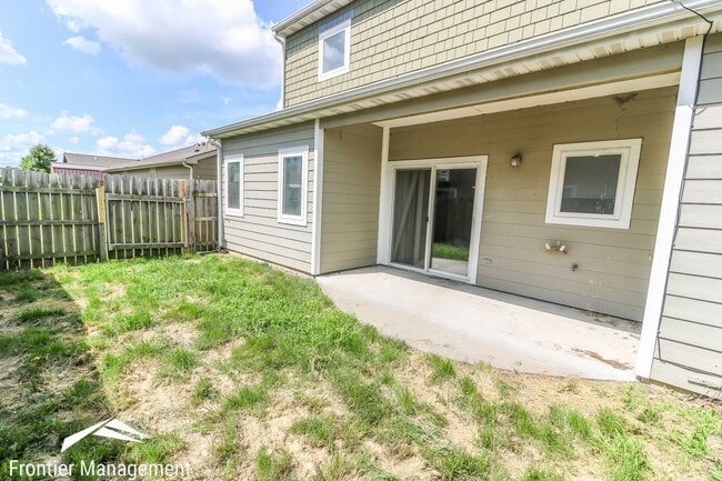 Building Photo - Amazing 3 bedroom 2.5 bathroom duplex in a...