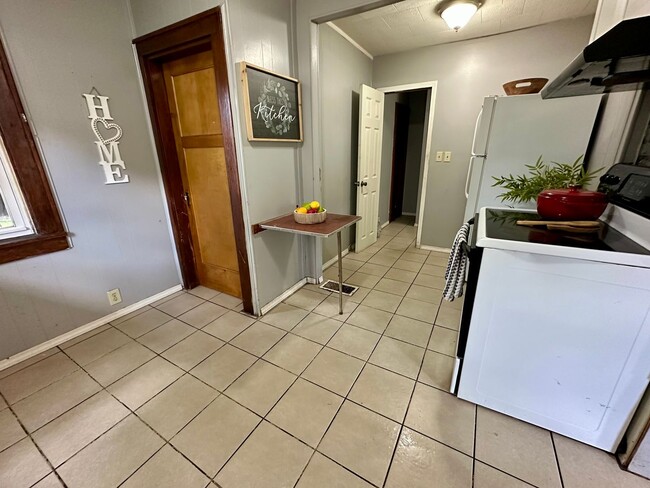Building Photo - 1 bedroom, 1 bathroom home for rent in Wat...