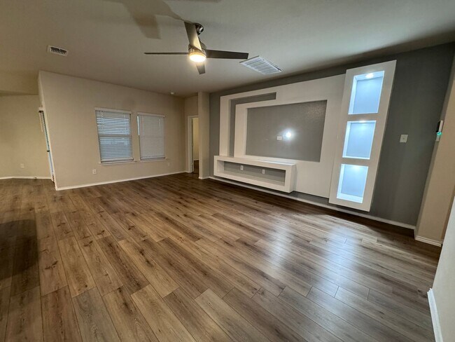 Building Photo - Cute & Cozy 3 Bdrm 2 Bath