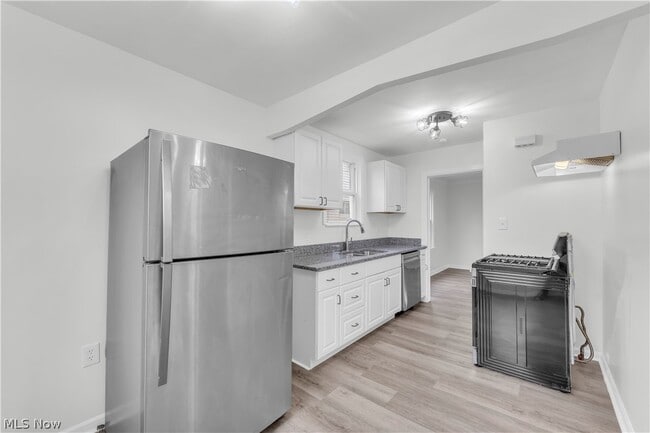 Building Photo - 1511 E 196th St