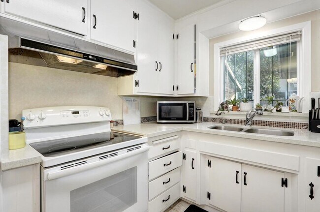 Building Photo - Beautiful Renovated 3/1 In Sacramento