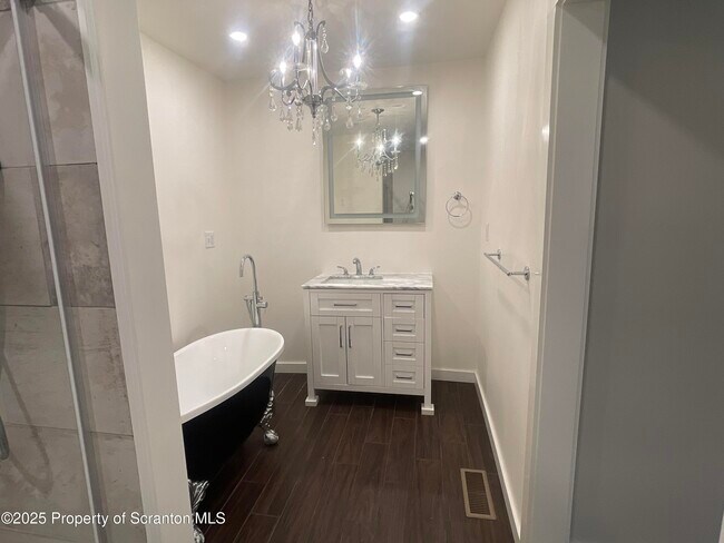 Building Photo - 628 Hudson St