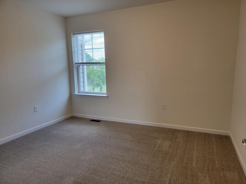 Building Photo - 30 Rollins Ln