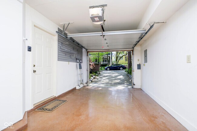 Building Photo - 592 E Vermont St