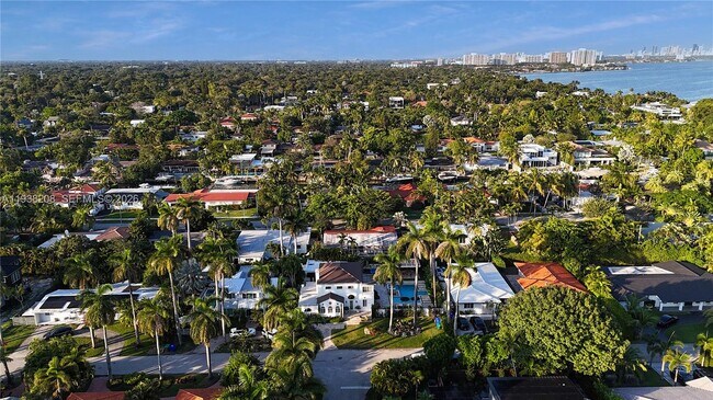 Building Photo - 1201 NE 85th St