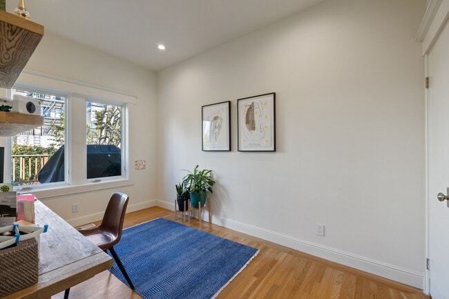 Building Photo - 2866 Pine St