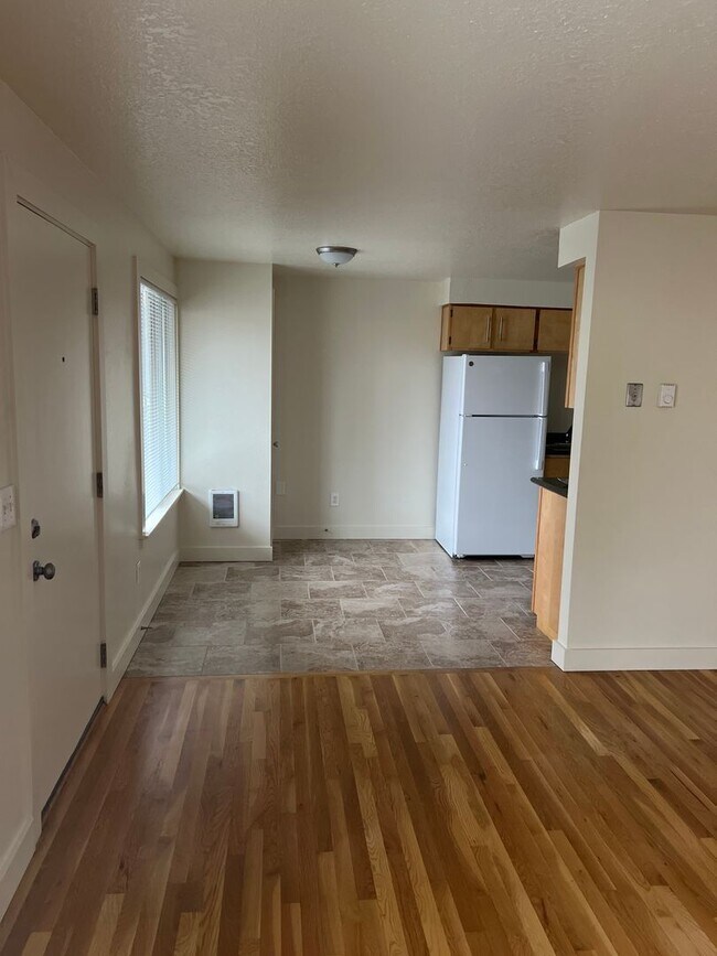 Building Photo - Spacious 2nd floor 2Bd Fireplace Hardwoods...