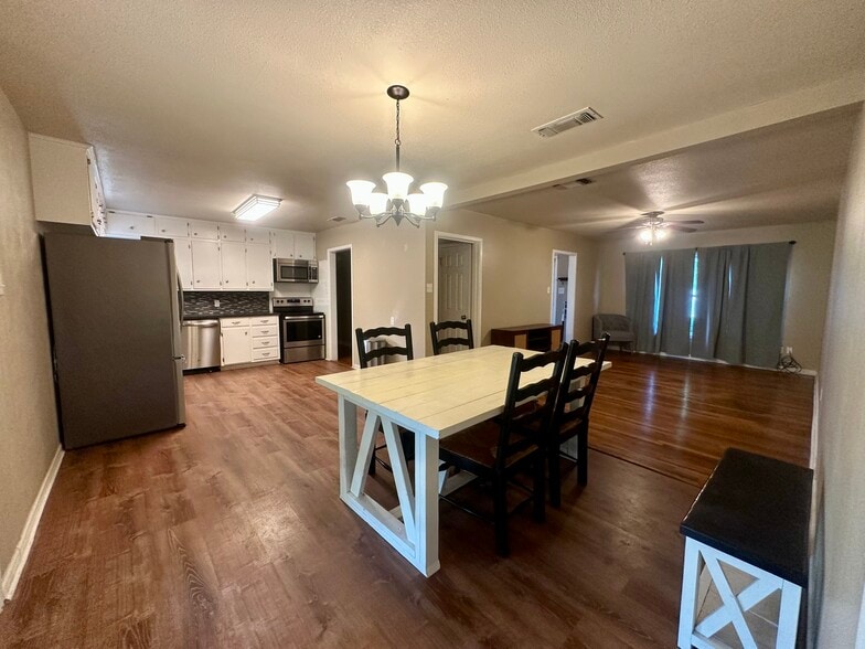 Building Photo - 1316 Eastview Dr