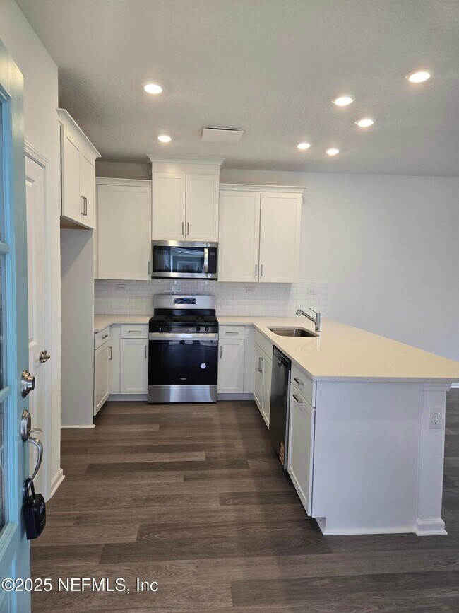 Building Photo - 207 Brandon Lks Dr