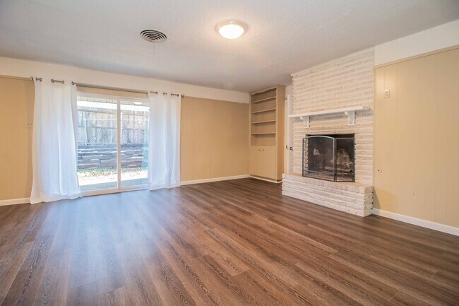 Building Photo - SOUTH HILLS Home on Large Corner Lot!!!!