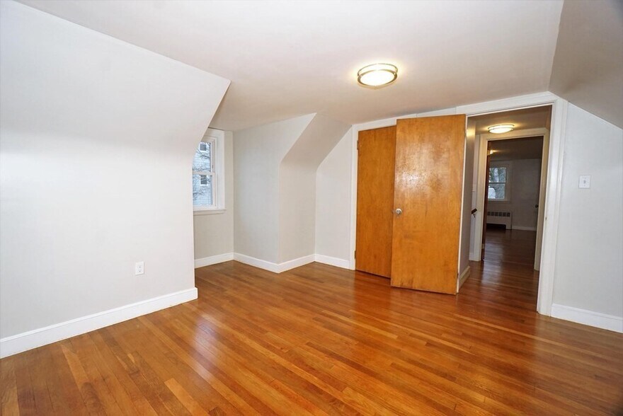 Upstairs bedroom - 136 Clay St