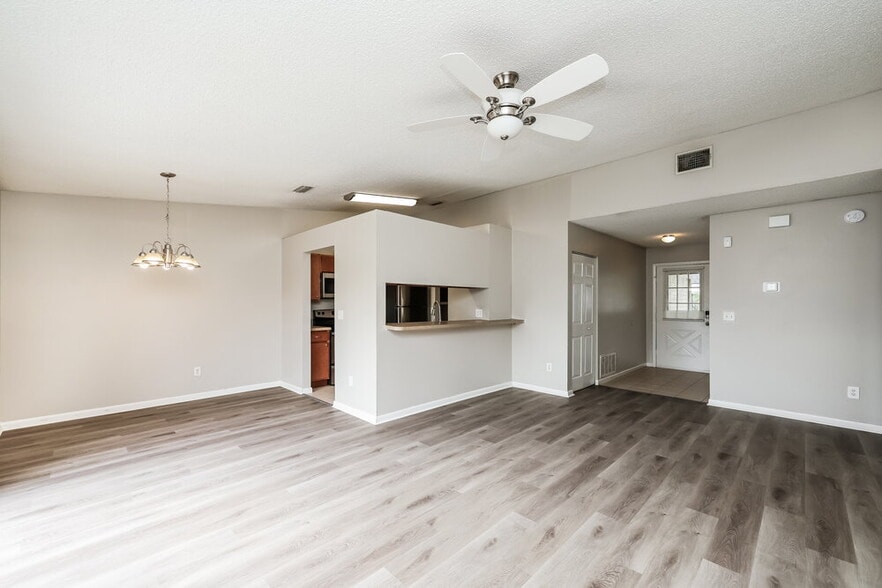 Building Photo - 317 Regal Park Dr