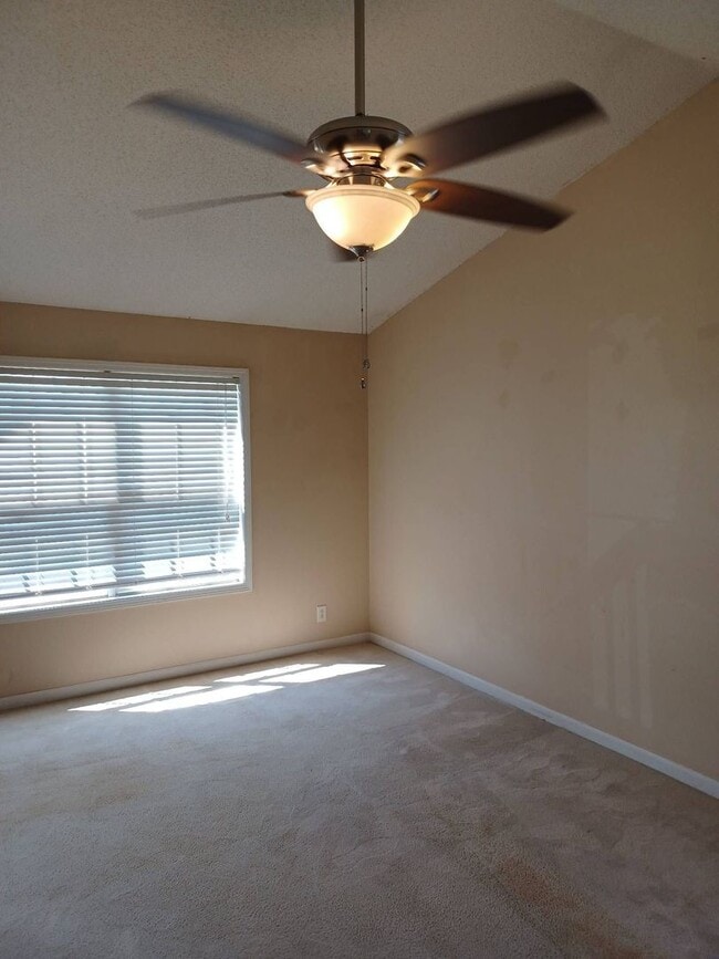 Building Photo - 3 Bedroom 2 Bathroom Home!!