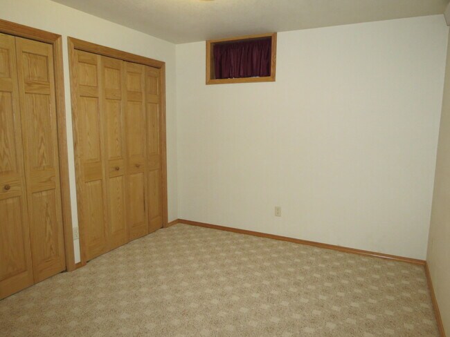 Building Photo - 3 BEDROOM | 2 BATH | SPACIOUS RAPID VALLEY...
