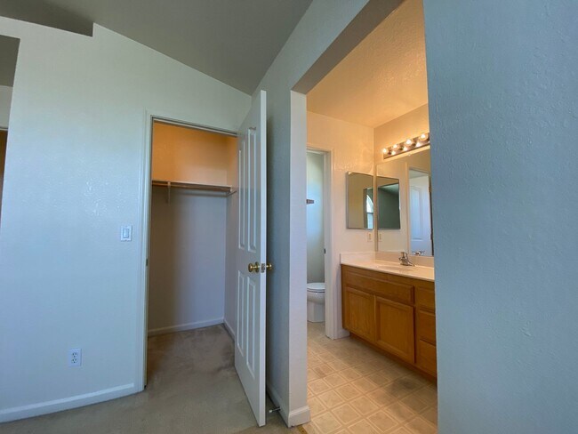 Building Photo - Spacious & Nice!
