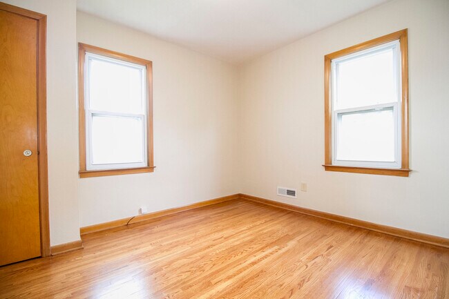 Building Photo - 320 Somerset St