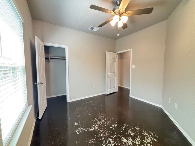 Building Photo - Luxury Duplex in Seguin with 3-bed, 2-bath...