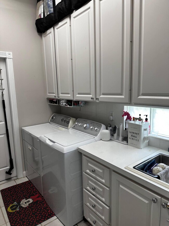 Building Photo - 2023 Valencia Dr