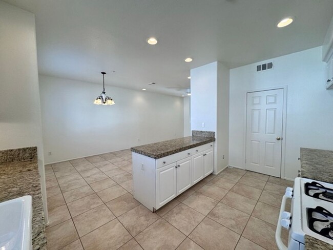 Building Photo - Spacious 3 Bedroom 2.5 Bathroom Condo in t...