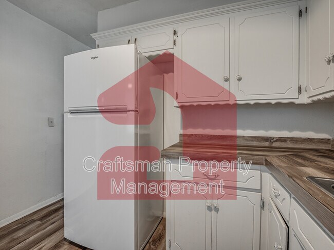 Building Photo - 224 W 5th St