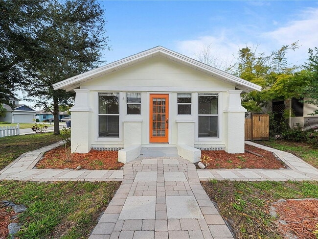 Building Photo - "Charming 3-Bed Oasis in Tampa with 2 Full Baths & 1650 Sq Ft of Comfort!"