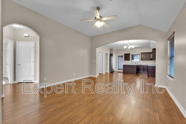 Building Photo - 1633 Cove Dr