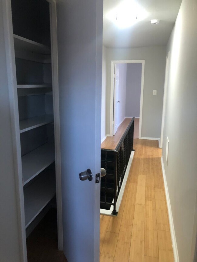 Building Photo - 2 bedroom 1 bathroom recently renovated in Baltimore city